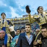Alejandro Talavante y López Simón salen a hombros por la Puerta Grande de la Plaza de Toros de Las Ventas: Foto: Alberto R. Roldán