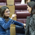 Montón no ocupó su escaño, sino el siguiente a la vicepresidenta, con la que habló durante todo el pleno