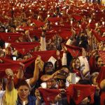 Miles de personas han entonado en diferentes puntos de Pamplona el tradicional "Pobre de mí"para despedir así los Sanfermines 2017