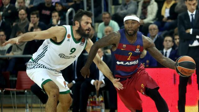 El base estadounidense del FC Barcelona Lassa, Tyrese Rice (d) controla el balón ante la presencia del pívot Antonis Fotsis (i) del Panathinaikos durante el partido de la Euroliga de baloncesto jugado esta noche en el Palau Blaugrana de Barcelona