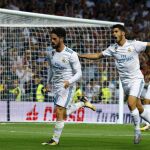 Los jugadores del Real Madrid, Marco Asensio y Francisco Román Alarcón "Isco", celebran el segundo gol del equipo madridista durante el partido de la séptima jornada de Liga de Primera División