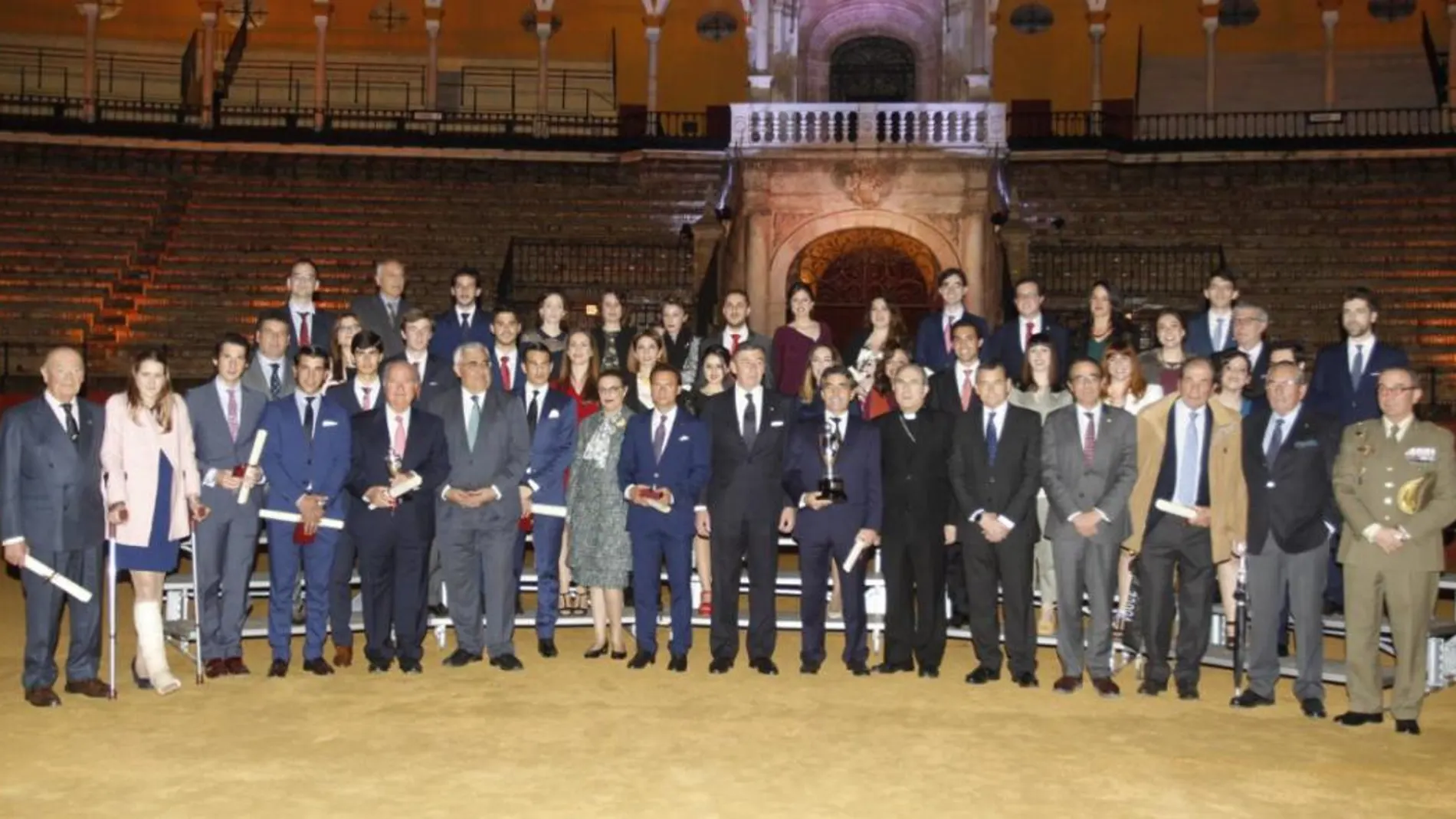 El albero del Baratillo, pese al temporal de viento y lluvia, acogió la foto de familia como todos los años