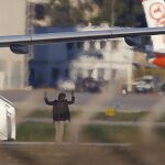 Los dos secuestradores del avión libio se rinden al Ejército de Malta.