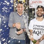 Varios de los agraciados del 04536, segundo premio de la Lotería de Navidad, lo celebran con cava en la administración número 2 de Callosa de Segura
