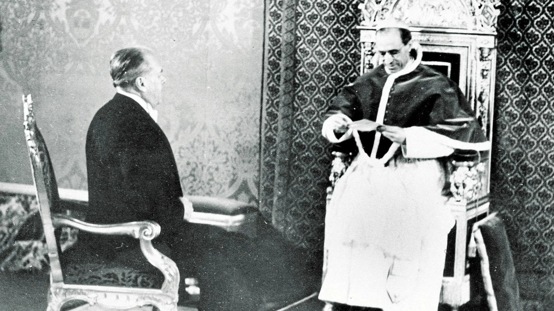 El 27 de febrero de 1940, Pío XII recibió en el Vaticano a Myron C. Taylor, un enviado especial de Roosevelt