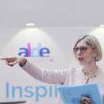 Beatriz Becerra considera que el manifiesto cuenta con una retórica «excesivamente ideológica» que es probable que algunas mujeres no suscriban
