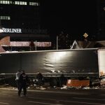 La Policía junto al camión
