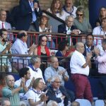El Rey Juan Carlos, saluda en la plaza de toros de Vista Alegre de Bilbao