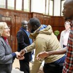 Carmena recibió ayer en sede consistorial a una delegación de senegaleses encabezada por el cónsul del país, Mouctar Belal BA