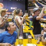 Cientos de jóvenes disfrutaron de la inauguración de la edición de la Oktoberfest madrileña de este año