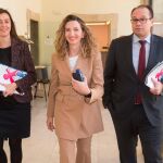 La consejera de Familia e Igualdad de Oportunidades, Alicia García, presenta las actuaciones en materia de igualdad y el Plan de formación para acabar con la violencia machista. En la imagen, junto a la directora de la Mujer, Esperanza Vázquez, y el gerente de Servicios Sociales, Carlos Raúl de Pablos
