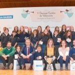Arriba, el Colegio Arenales Arroyomolinos, con su director y varios profesores en primera línea, tras proclamarse triunfadores del concurso