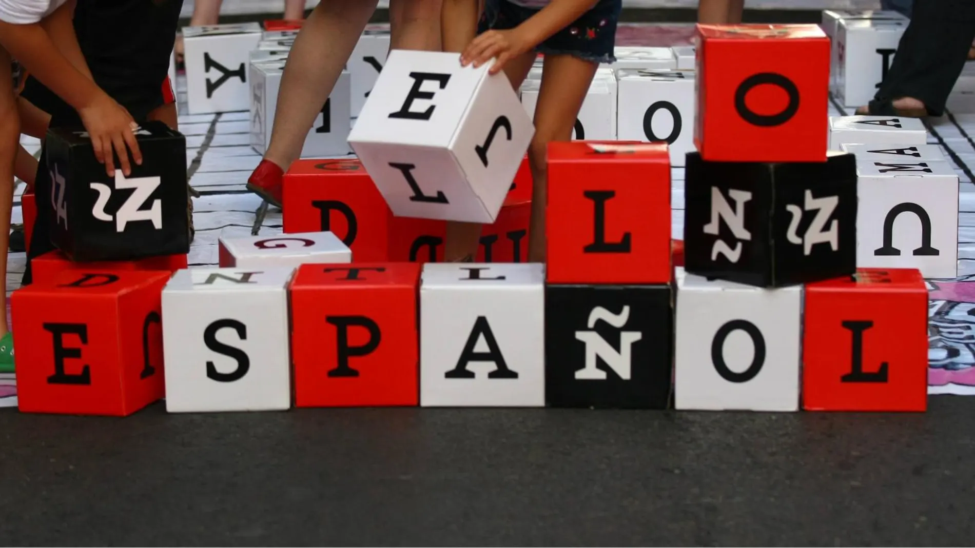 El Instituto Cervantes presentó hoy «Las 100 dudas más frecuentes del español» / Foto: J. G. Feria