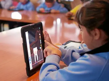 Alumnos con dispositivos digitales en las aulas Alumnos con dispositivos digitales en las aulas