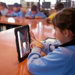 Alumnos con dispositivos digitales en las aulas