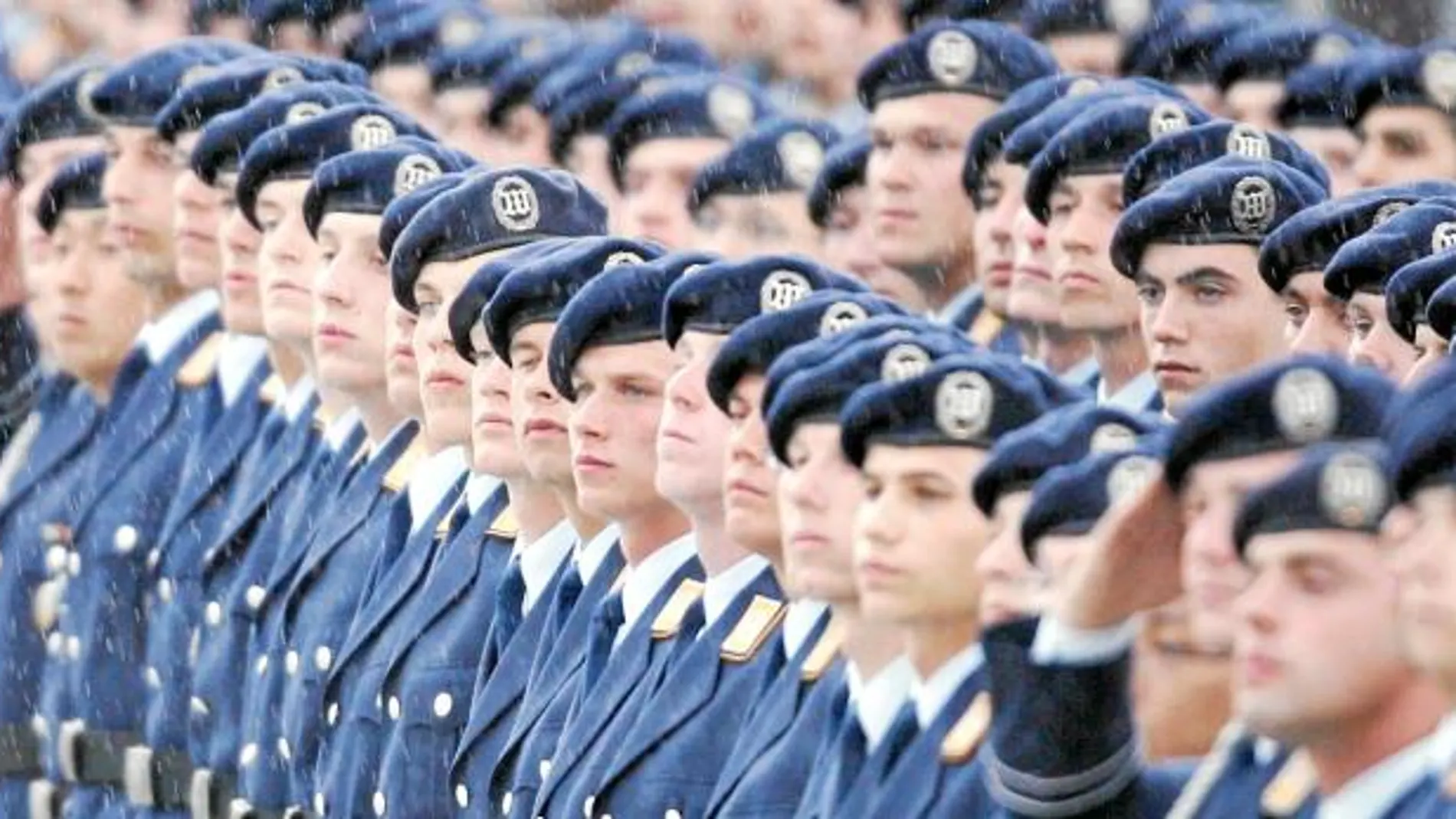 Varios soldados del Ejército alemán, durante un acto celebrado en el Ministerio de Defensa, en Berlín