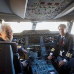 El tenor Plácido Domingo, acompañado de un piloto de IAG, posan durante el acto en el que se ha bautizado el nuevo Airbus de Iberia que lleva el nombre del tenor / Efe