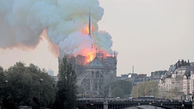 La catedral de Notre Dame, en llamas