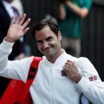 Roger Federer celebra su victoria ante Dusan Lajovic durante el partido que enfrentó a ambos en la primera ronda del torneo de Wimbledon. EFE/ Nic Bothma