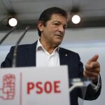 El presidente de la Comisión Gestora y jefe del Ejecutivo asturiano, Javier Fernández, durante la rueda de prensa que ha ofrecido hoy en Ferraz