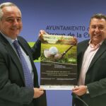 El presidente de la Fundación Kumen, Alberto Pérez Soto, y el alcalde de Arroyo, José Manuel Barrio, presentan el torneo de golf benéfico