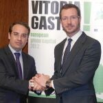 El alcalde de Vitoria, Javier Maroto, y el de Móstoles, Daniel Ortiz, tras la firma del acuerdo entre las dos ciudades