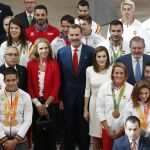Los Reyes y la Infanta Elena con los medallistas
