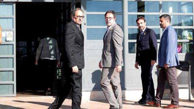 El presidente de la Generalitat de Cataluña, Quim Torra (i), y el director general de prisiones de Cataluña, Amand Calderó (d), durante su visita esta tarde al centro penitenciario de Lledoners, donde están presos el exvicepresidente de la Generalitat Oriol Junqueras, el exconseller Raül Romeva, el diputado de JxCAT y exlíder de la ANC Jordi Sànchez y el presidente de Òmnium Cultural, Jordi Cuixart. Efe
