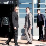 El presidente de la Generalitat de Cataluña, Quim Torra (i), y el director general de prisiones de Cataluña, Amand Calderó (d), durante su visita esta tarde al centro penitenciario de Lledoners, donde están presos el exvicepresidente de la Generalitat Oriol Junqueras, el exconseller Raül Romeva, el diputado de JxCAT y exlíder de la ANC Jordi Sànchez y el presidente de Òmnium Cultural, Jordi Cuixart. Efe