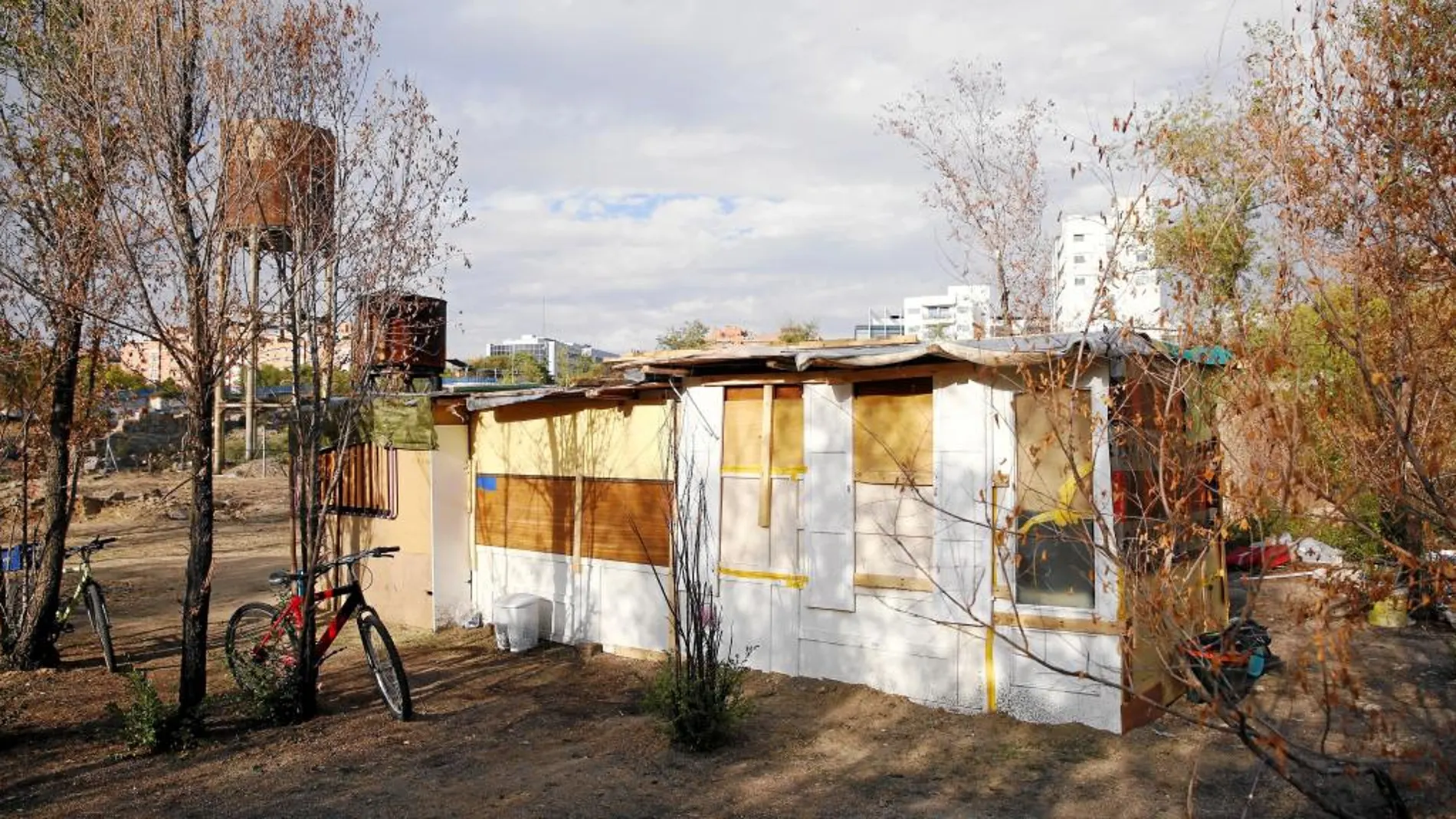 Las chabolas están situadas en un solar que es en parte propiedad de Adif y en parte del Ayuntamiento de Madrid junto al Museo del Ferrocarril