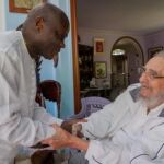 Fidel Castro saluda al presidente de Guinea Bissau, José Mário Vaz.