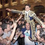 Roca Rey, a hombros por la puerta grande de Valencia, ayer