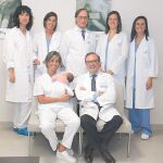 De Izq. a dcha: arriba la ginecóloga Belén García, los embriólogos Sabela García, Ángel Durán, María Isabel Rey y Marta Rodríguez; abajo, los ginecólogos Fernanda Roibal, con el bebe, y Roque Devesa