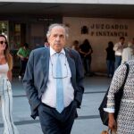 Álvarez Conde, a la salida de los juzgados de Plaza de Castilla