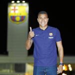 Murillo llegó ayer a la Ciudad Condal y posó con su nueva camiseta. Foto: FCBARCELONA.COM