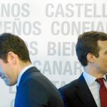 Casado, con el secretario general del PP, Teodoro García Egea, ayer en la Junta Directiva Nacional del Partido Popular