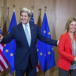 La alta representante de la UE para la Política Exterior, Federica Mogherini (d), da la bienvenida al secretario de Estado de EEUU, John Kerry