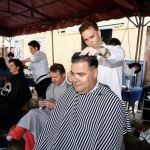Carpa con peluqueros cortando el pelo en la Plaza San Marcelo