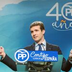 Casado acusó ayer al PSOE de poner a España en manos de los independentistas y «batasunos», convirtiendo a los españoles en rehenes de Puigdemont y de Otegi