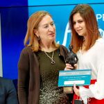 Ana Pastor entrega la estatuilla a María Campos Rodríguez / LA RAZÓN