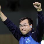 El tirador de Vietnam, Hoang Xuan Vinh, celebra la medalla de oro