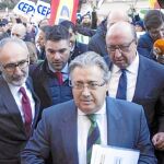 El ministro del Interior, Juan Ignacio Zoido, saludó ayer a los policías concentrados frente a la Dirección General de la Policía antes de reunirse con los sindicatos y asociaciones
