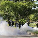 Los manifestantes se enfrentan a la Guardia Bolivariana a las puertas de la base militar de Paramacay