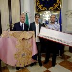 José Tomás junto al alcalde de Málaga, Francisco de la Torre, y el presidente de la Diputación malagueña, Elías Bendodo