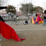 Aprendices de toreros practican en barrio de El Gornal de L'Hospitalet de Llobregat en el año 2010