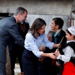 Los Reyes de España saludan a unos vecinos de Moal que elaboran productos típicos bajo un hórreo, durante su visita a la pedanía asturiana galardonada este año con el Premio Pueblo Ejemplar de Asturias 2018 / Efe