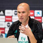 El entrenador del Real Madrid, Zinedine Zidane, durante la rueda de prensa que ha dado esta mañana tras el entrenamiento.