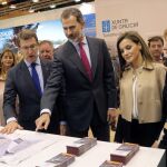 Los Reyes Felipe VI y Letizia, junto al presidente de la Xunta, Alberto Núñez Feijóo (2i), la presidenta del Congreso de los Diputados, Ana Pastor (i), y la directora de Turismo de Galicia, Nava Castro
