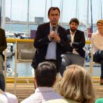 LA RAZÓN. El coordinador general del PP, Fernando Martínez-Maíllo, ayer en Cartagena junto al presidente regional, Fernando López Miras, la candidata a la Alcaldía, Noelia Arroyo, y el presidente del PP de Cartagena, Joaquín Segado (izda.)