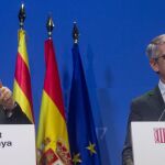 El delegado del Gobierno en Cataluña Enric Millo (i) y el secretario general técnico del Ministerio del Interior, Juan Antonio Puigserver explican el operativo previsto para las elecciones del 21D. EFE/Quique García